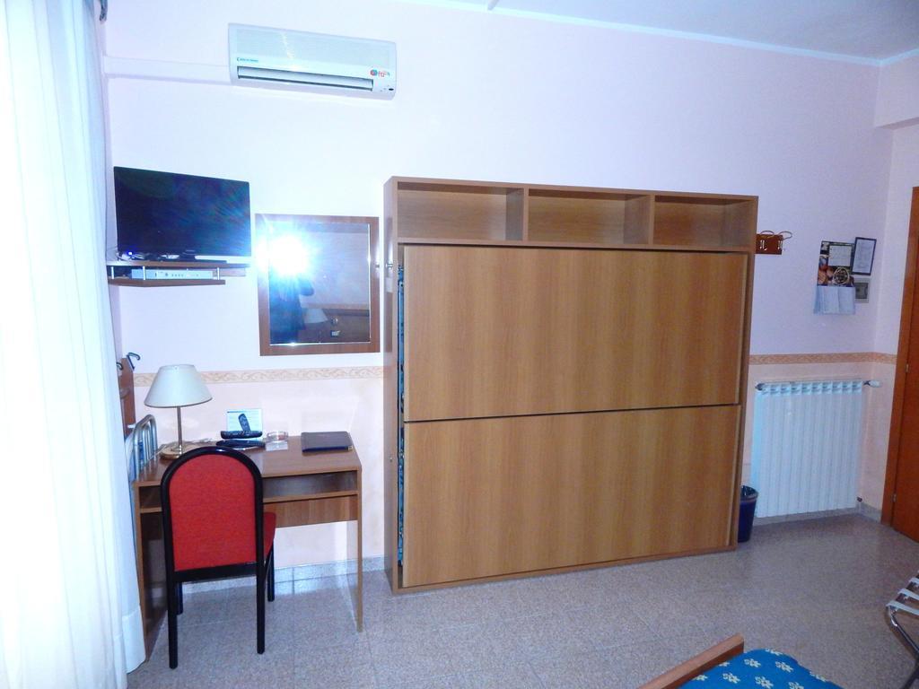 לואנו Hotel Torre Antica חדר תמונה