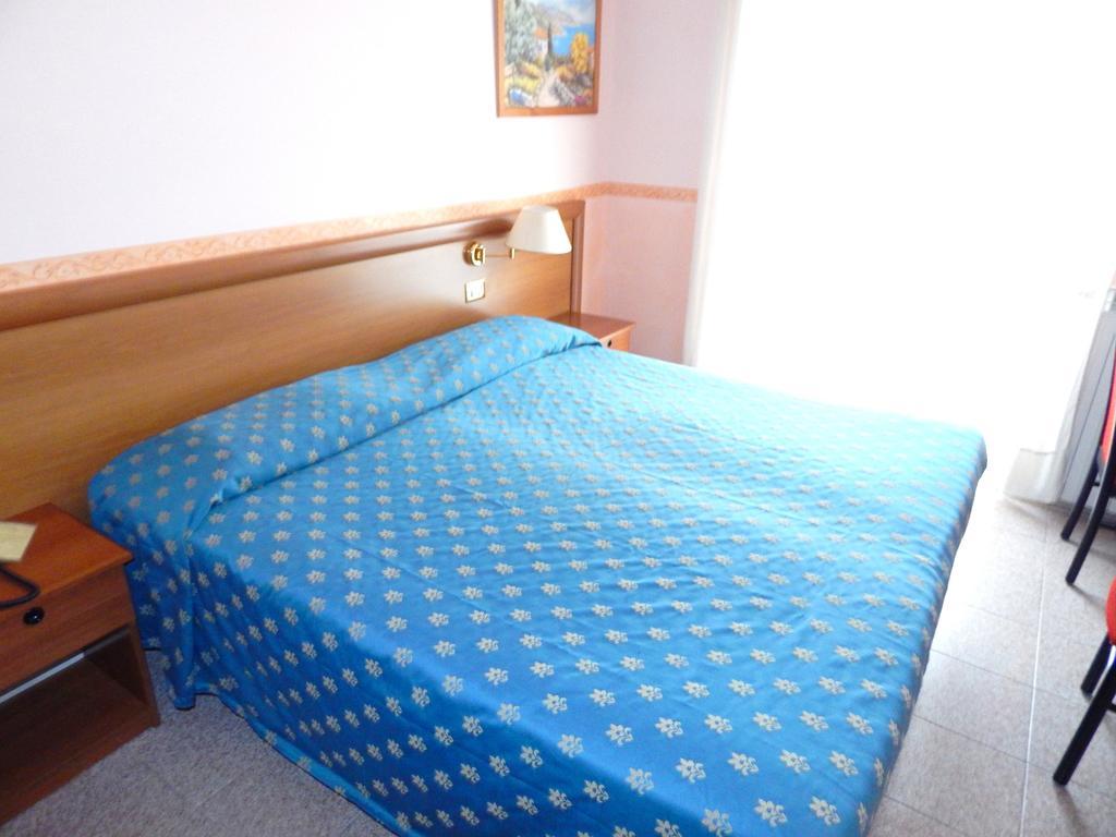 לואנו Hotel Torre Antica חדר תמונה