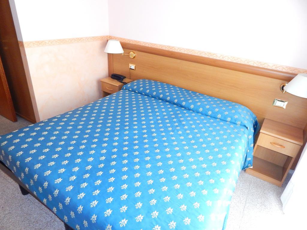 לואנו Hotel Torre Antica חדר תמונה