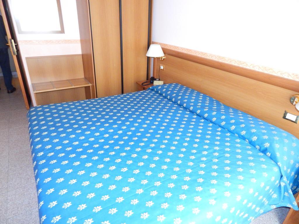 לואנו Hotel Torre Antica חדר תמונה
