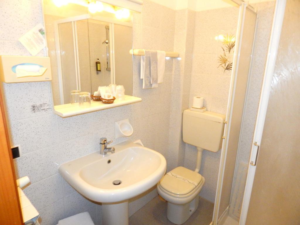 לואנו Hotel Torre Antica חדר תמונה